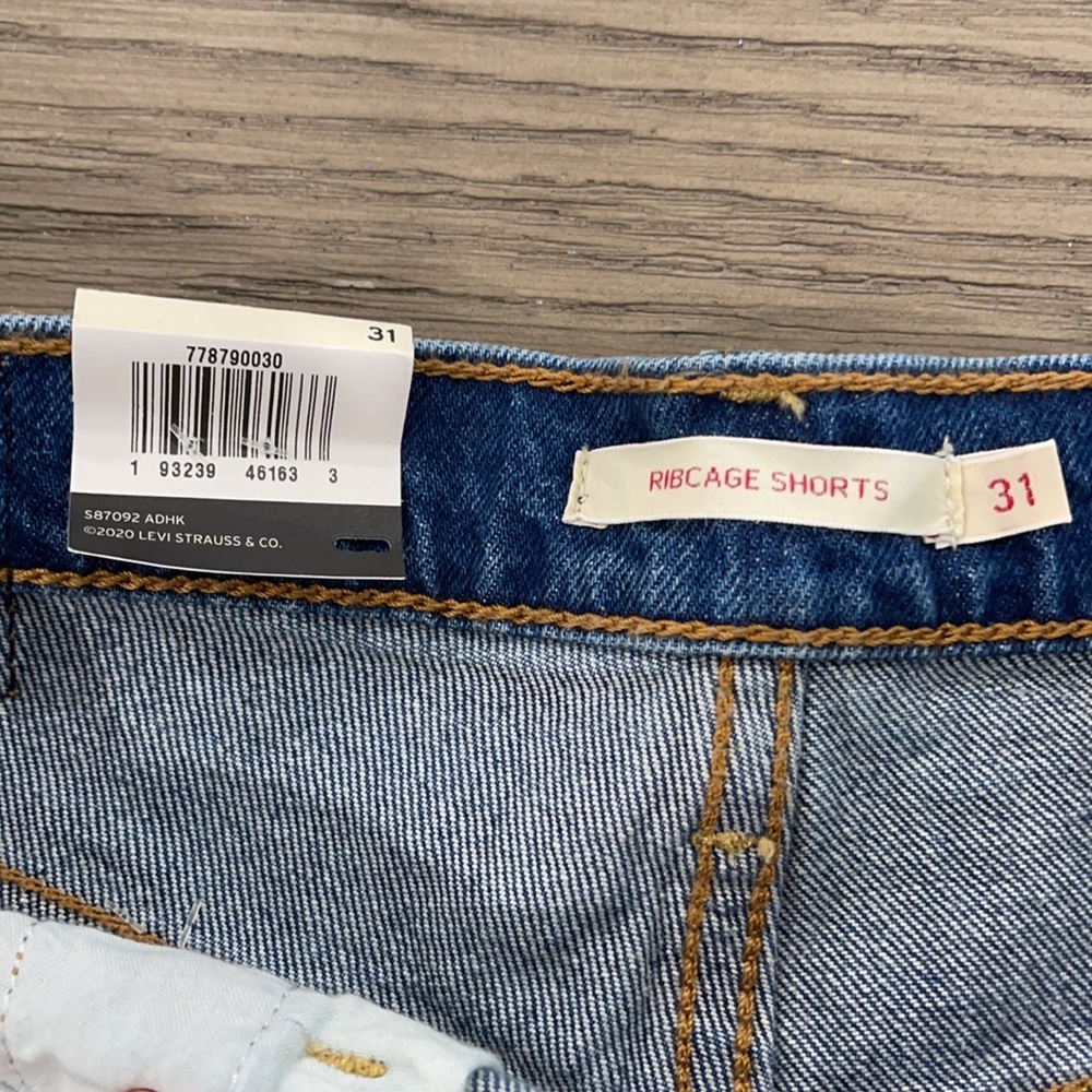 Levi's rib cage super high rise jean shorts - Picture 3 of 4